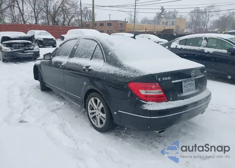 2013 Mercedes-Benz C 300 Luxury 4Matic z USA, uszkodzony, nr VIN WDDGF8AB1DR257235